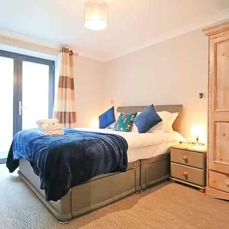 Centre 1 Bed Apartment- Hopewell Apartment *